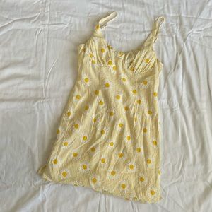 pale yellow daisy dress 🌼